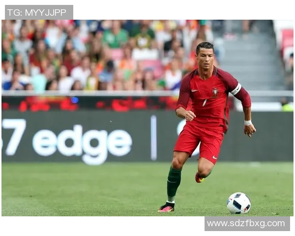 球星精彩亮相瞬间以足球为核心展现独特出场姿势魅力