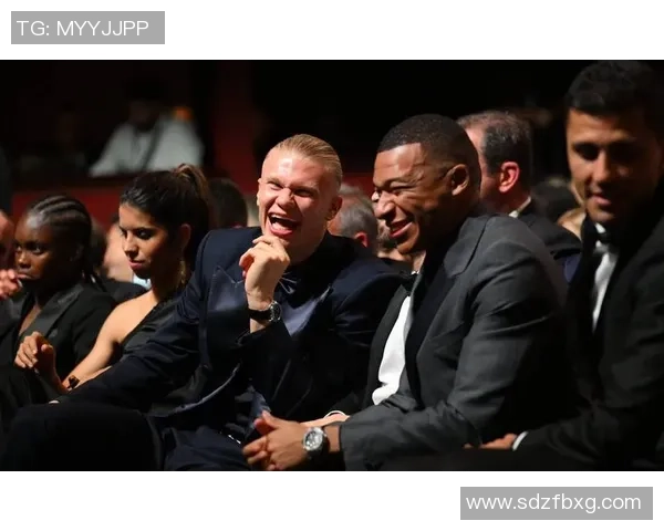 五大足球豪门球星风采对比探讨:梅西、C罗、内马尔、哈兰德与姆巴佩的时代较量 五大足球豪门球星风采对比探讨:梅西、C罗、内马尔、哈兰德与姆巴佩的时代较量