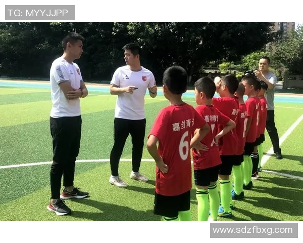 重庆足球明星崛起之路：从青训到职业赛场的奋斗与荣耀